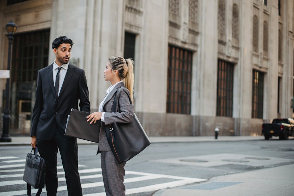 Sepasang profesional muda sedang berbincang serius namun santai di sofa ruang tamu, menunjukkan komitmen untuk menyeimbangkan karier dan hubungan.
