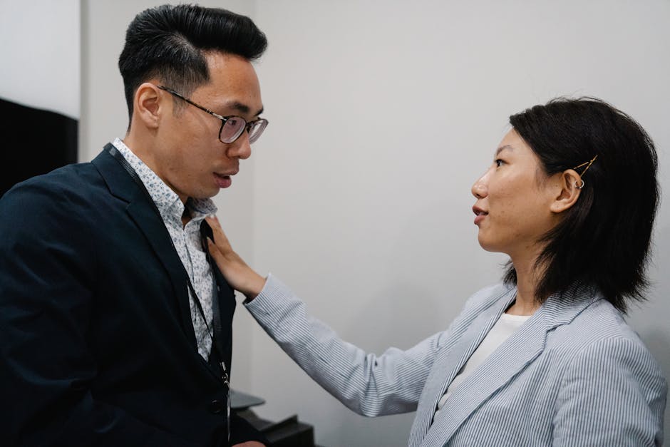 Ilustrasi sepasang suami istri yang sedang bekerja di meja yang sama namun tetap berinteraksi, mencerminkan keseimbangan karier dan relasi di rumah.