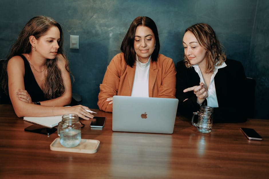 Sepasang suami istri Muslim sedang berdiskusi dengan hangat di ruang tamu sambil mengatur jadwal kegiatan pada sebuah buku agenda dan laptop.