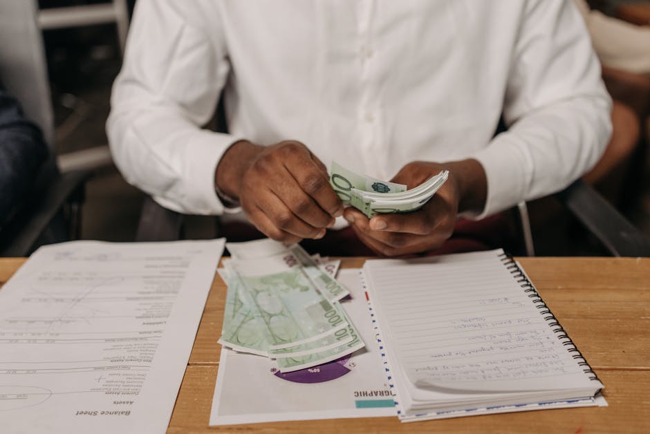 Grafik garis pertumbuhan portofolio yang bergerak naik secara konsisten dengan latar belakang gedung pusat keuangan modern yang megah.