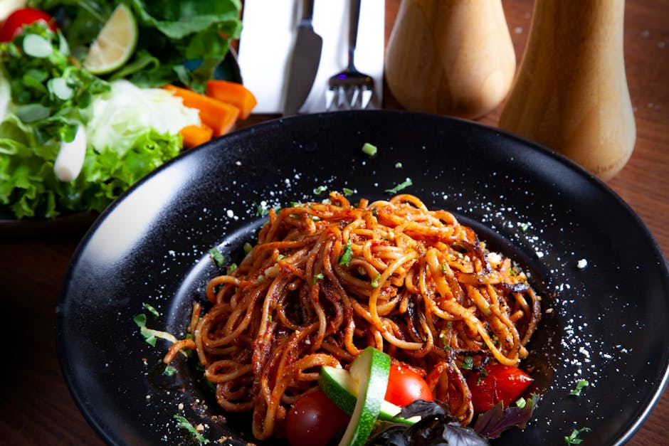 Seorang koki sedang memilih sayuran segar langsung dari kebun milik petani lokal yang mendukung konsep *farm-to-table*.