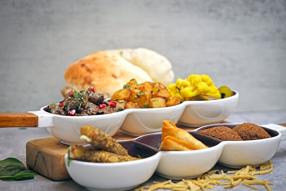 Ilustrasi logo halal dan label keamanan pangan yang ditempelkan pada produk makanan modern sebagai simbol jaminan mutu.