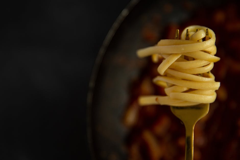 Ilustrasi berbagai bahan pangan lokal Indonesia seperti sorgum, ubi ungu, dan talas yang digunakan dalam hidangan modern.