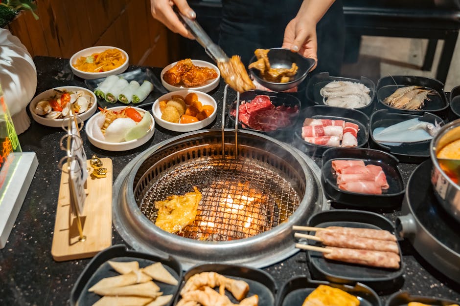 Berbagai macam jajanan pasar tradisional Indonesia yang disajikan dengan presentasi modern dan menarik di atas piring saji.