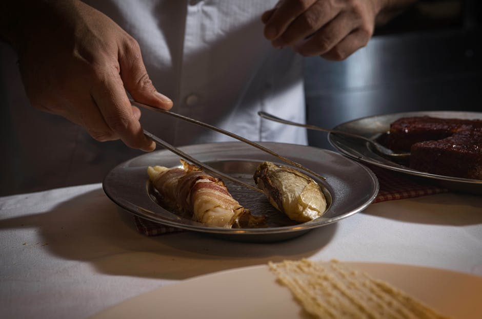 Seorang pedagang kaki lima sedang menyiapkan makanan tradisional Indonesia di gerobaknya yang ramai dikunjungi pelanggan.