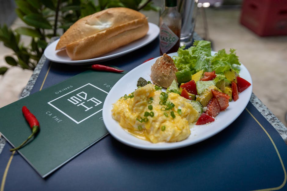 Sebuah piring yang menyajikan rendang berbasis nabati (dibuat dari jamur atau nangka muda) disajikan dengan nasi merah dan garnish tradisional Indonesia.