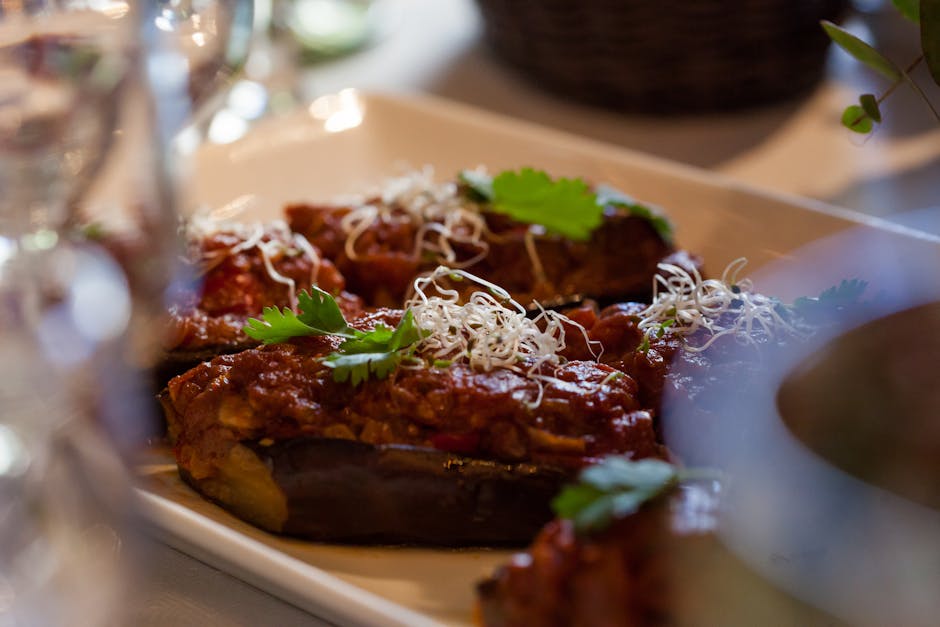 Berbagai macam makanan fermentasi tradisional Indonesia, seperti tempe, oncom, dan tape, disajikan di atas meja kayu dengan nuansa tradisional.