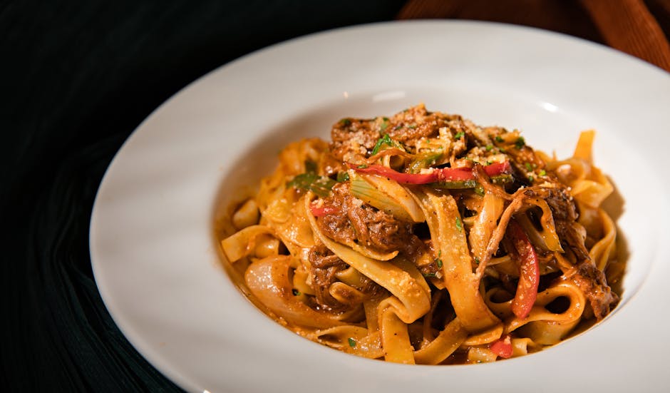 Berbagai macam rempah tradisional Indonesia yang tertata rapi di atas meja kayu untuk bahan masakan.