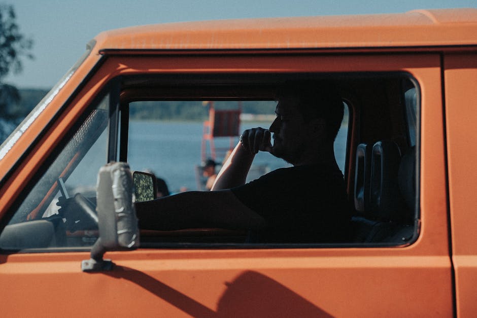 Ilustrasi visual yang menampilkan dashboard mobil modern dengan tampilan digital canggih yang menunjukkan sistem navigasi dan ADAS aktif.