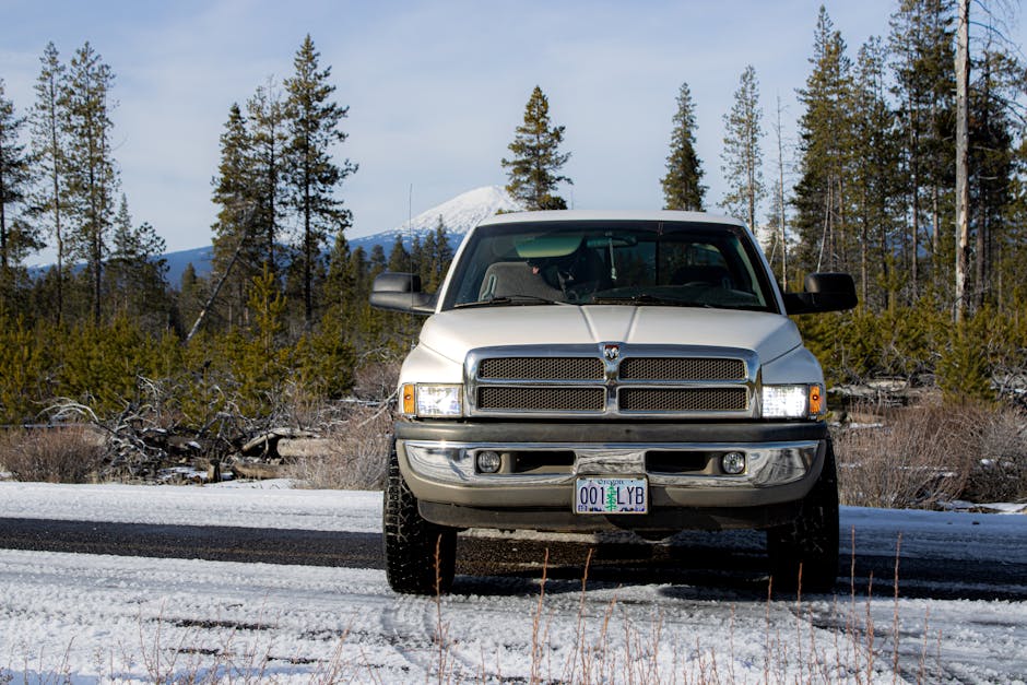 Tampilan dasbor mobil modern yang menampilkan layar digital besar dengan peta navigasi dan ikon sistem ADAS yang aktif.