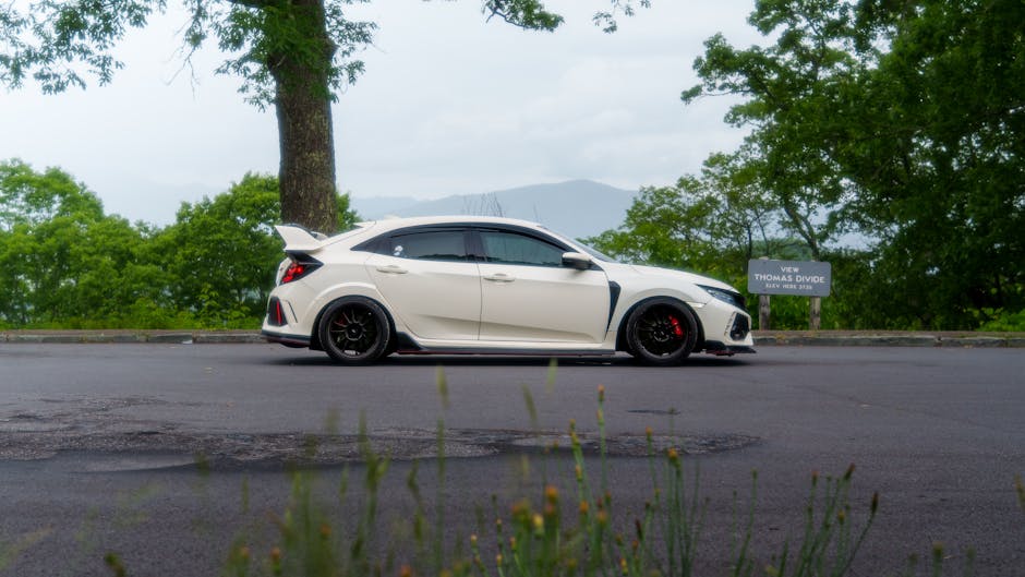 Ilustrasi digital yang menunjukkan mobil modern dengan overlay data konektivitas dan sensor yang membantu navigasi di jalan raya perkotaan.