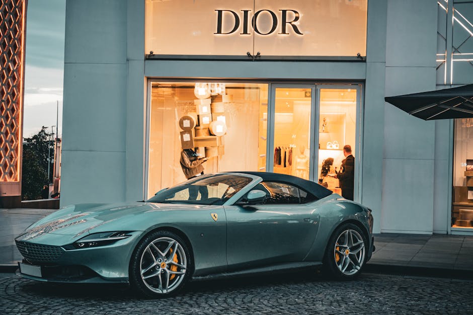 Ilustrasi visual menunjukkan dashboard mobil modern yang menampilkan sistem digital canggih dan peta navigasi dengan elemen kecerdasan buatan.