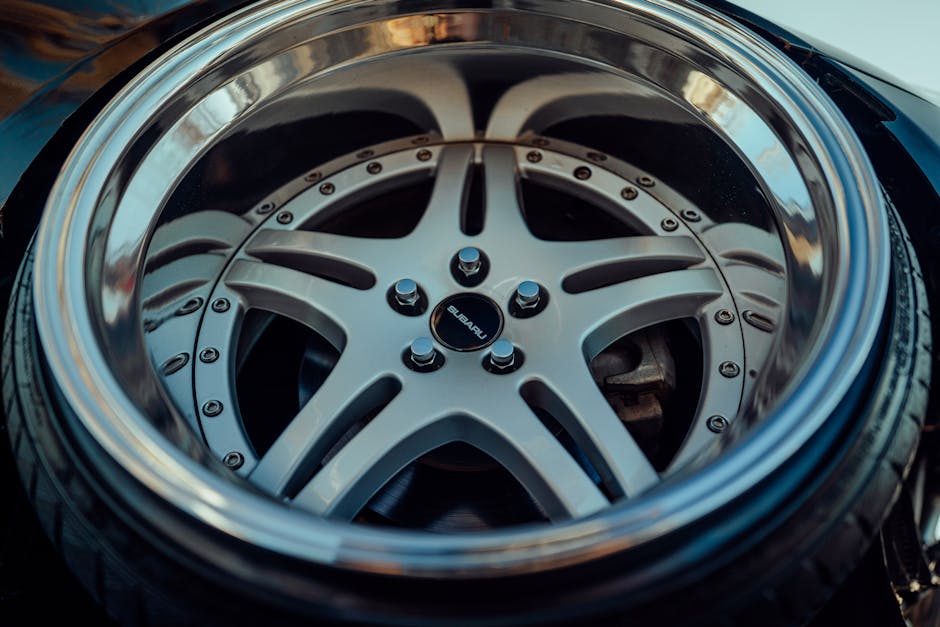 Sebuah dashboard mobil modern yang menampilkan layar infotainment besar dengan visualisasi sistem bantuan pengemudi canggih (ADAS) aktif.