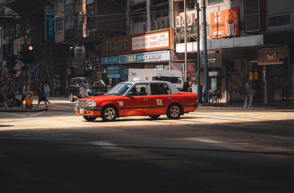 Ilustrasi visual menunjukkan sistem navigasi digital canggih di dashboard mobil modern yang terhubung dengan jaringan internet berkecepatan tinggi.