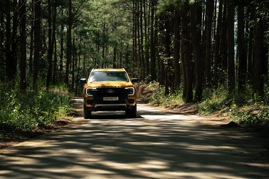 Sebuah mobil modern dengan tampilan antarmuka digital canggih yang menampilkan sistem bantuan pengemudi dan navigasi berbasis sensor.