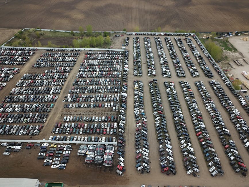 Ilustrasi visual menunjukkan dashboard mobil modern dengan layar sentuh besar menampilkan fitur navigasi dan sistem ADAS aktif.