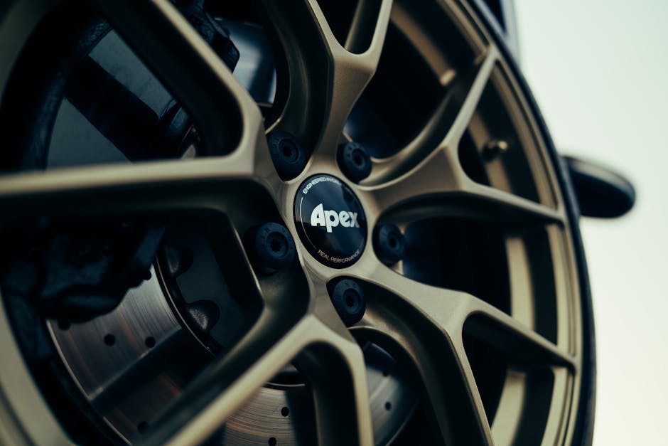 Sebuah mobil modern dengan tampilan antarmuka digital canggih yang menunjukkan sistem navigasi dan sensor keselamatan aktif.