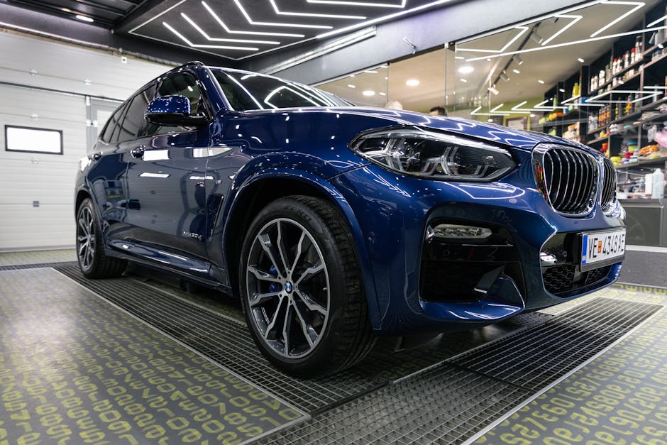 Sebuah mobil modern dengan tampilan dasbor digital canggih yang menampilkan sistem navigasi dan fitur keselamatan aktif.