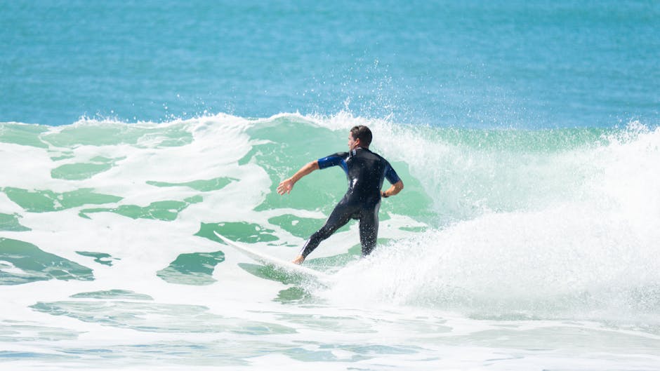 Ilustrasi pemain muda sepak bola Indonesia sedang berlatih di lapangan hijau, menunjukkan fokus pada pengembangan talenta usia dini.
