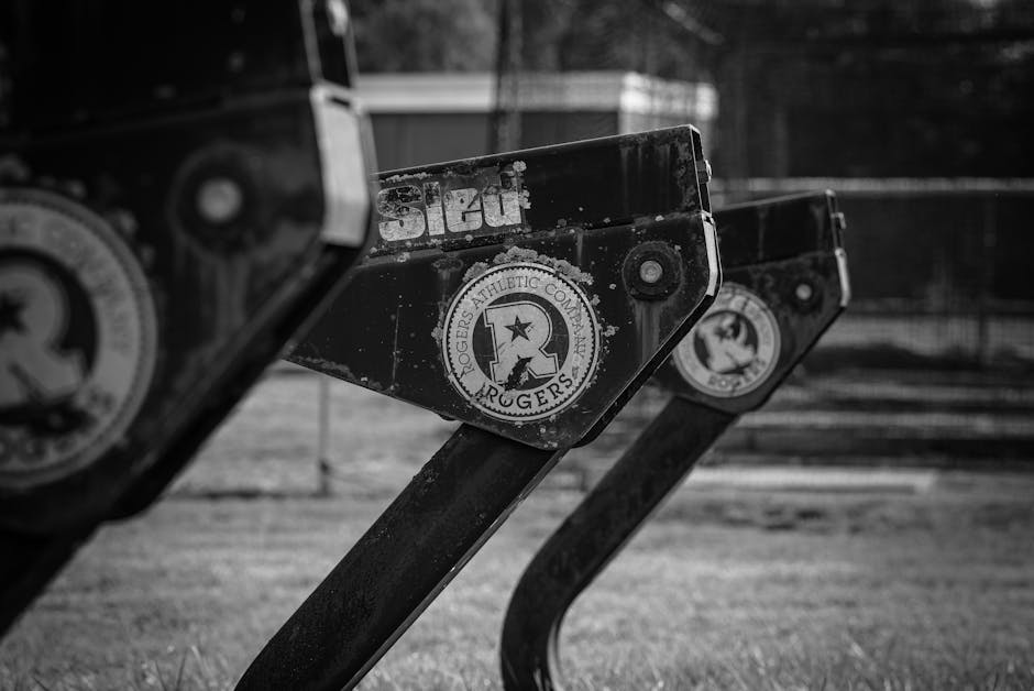 Seorang atlet bulutangkis muda Indonesia sedang melakukan smash keras saat sesi latihan di pusat pelatihan nasional.