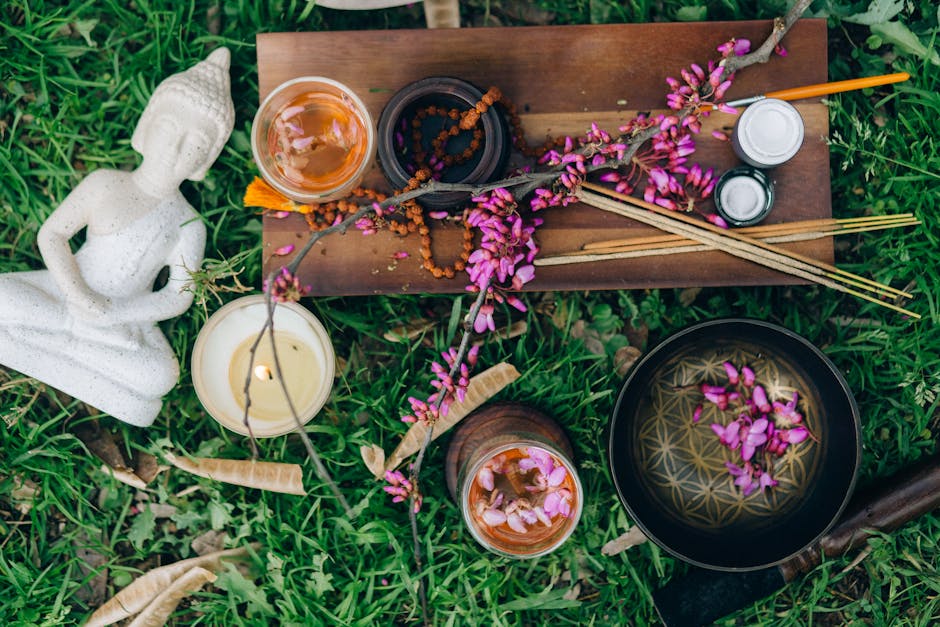 Seorang wanita sedang berolahraga ringan di luar ruangan sambil tersenyum, menunjukkan vitalitas dan gaya hidup sehat.