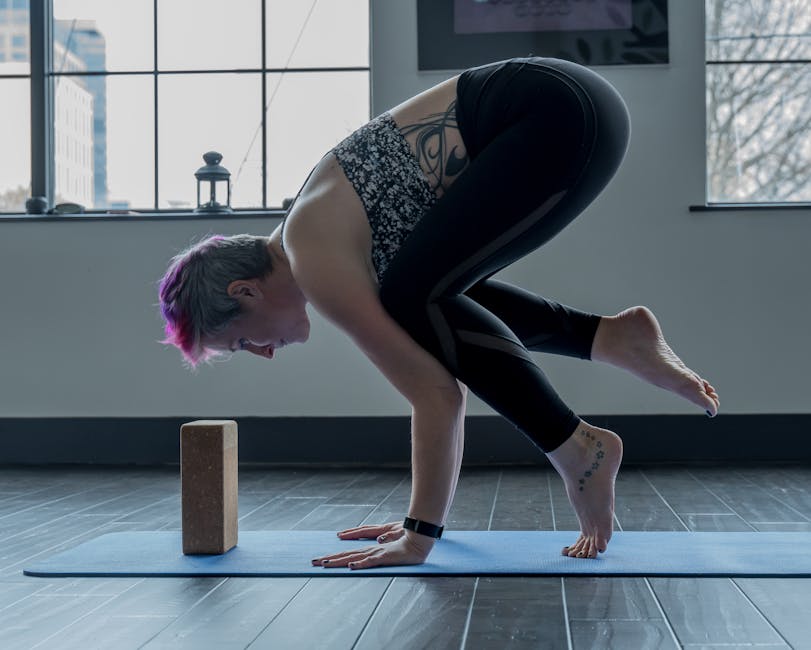 Seorang individu sedang berolahraga lari pagi di taman kota dengan latar belakang pepohonan hijau yang asri.