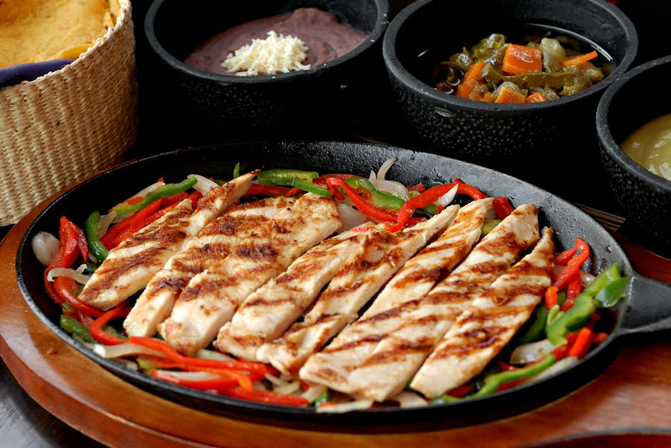 Sepiring Ayam Goreng Mentega yang berkilau kecokelatan dengan karamelisasi saus yang cantik, dihiasi irisan bawang bombay dan taburan daun bawang segar.