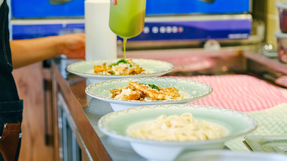 Sepiring ayam goreng kuning keemasan dengan taburan bawang putih geprek yang garing, disajikan estetik di atas piring kayu dengan hiasan daun peterseli segar.