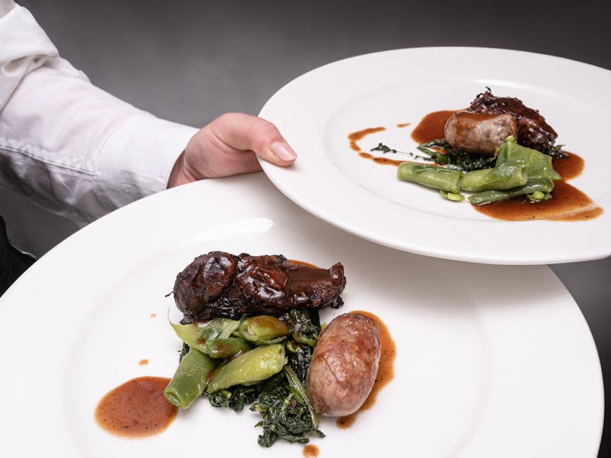 Sepiring Ayam Goreng Mentega yang berkilau kecokelatan dengan irisan bawang bombay yang layu dan taburan daun bawang segar di atas piring keramik putih.