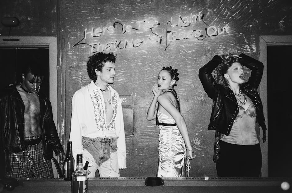 Foto close-up seorang selebriti Indonesia yang sedang berinteraksi melalui kamera digital, melambangkan pergeseran karier ke ranah konten kreator.