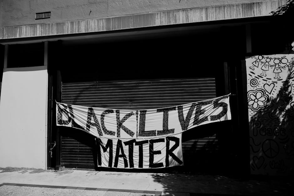 Seseorang sedang memperhatikan layar ponsel yang menampilkan infografis mengenai cara memverifikasi kebenaran berita di media sosial.