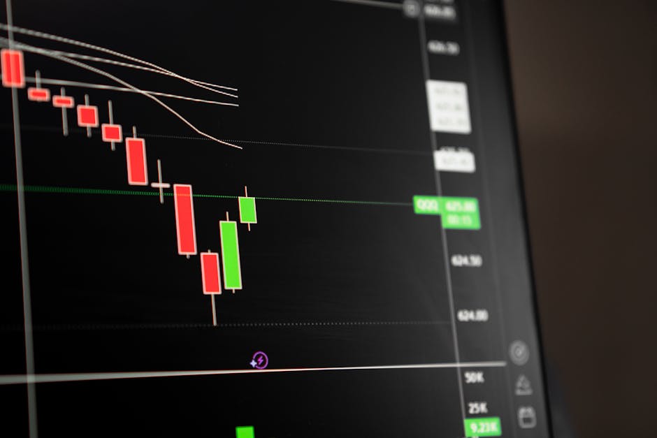 Tampilan layar laptop yang menunjukkan grafik candlestick Forex dengan indikator Moving Average dan RSI yang berwarna-warni di atas meja kerja yang minimalis.