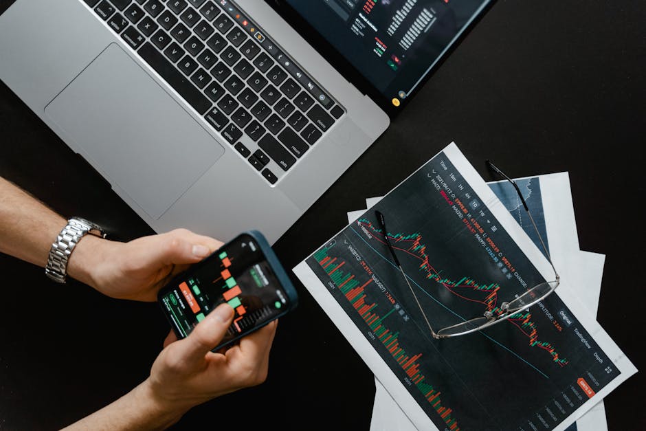 Layar laptop menampilkan grafik candlestick yang bersih dengan indikator Moving Average dan RSI yang menunjukkan konvergensi harga yang profesional.