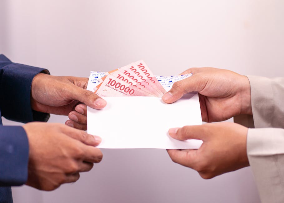 Tampilan layar laptop yang menunjukkan chart candlestick profesional dengan indikator EMA dan RSI berwarna-warni di atas meja kerja yang minimalis.