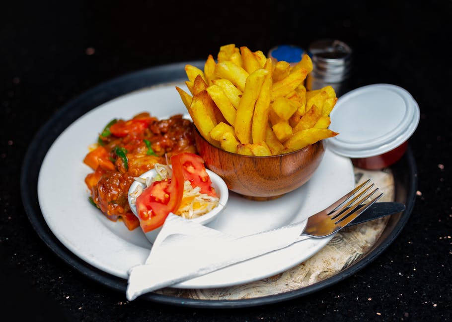 Seorang koki sedang mengukus berbagai jenis sayuran segar berwarna-warni di dalam wadah bambu tradisional.