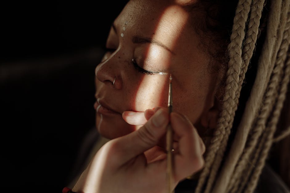 Seorang wanita mengaplikasikan serum atau pelembap pada wajahnya sebagai bagian dari rutinitas perawatan kulit pagi hari yang esensial.