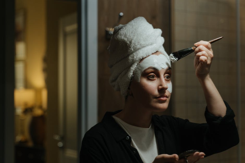 Ilustrasi seorang wanita sedang mengaplikasikan produk perawatan wajah di pagi hari.