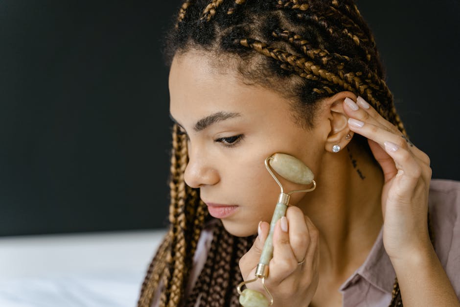 Seorang wanita sedang mengaplikasikan pelembap wajah dengan latar belakang cahaya alami yang cerah.