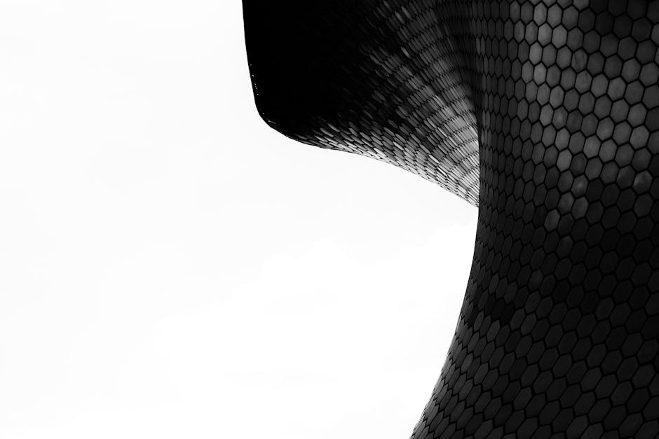 Seseorang berzodiak Aquarius sedang menikmati suasana pagi yang tenang di sebuah taman kota di Bandung sambil merencanakan agenda harian.