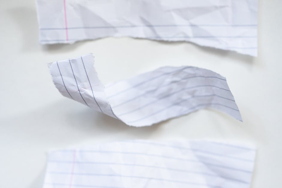 Ilustrasi seorang individu berzodiak Capricorn yang sedang fokus bekerja di meja kantor sambil merencanakan strategi keuangan.