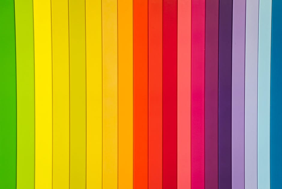 Ilustrasi simbol zodiak Leo yang bercahaya keemasan dengan latar belakang langit malam penuh bintang yang elegan.