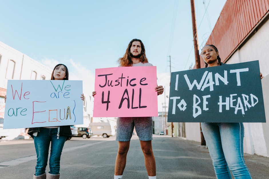 Ilustrasi simbol banteng (Taurus) dengan latar belakang grafis yang menunjukkan diagram keuangan dan hati sebagai representasi keseimbangan materi dan emosi.